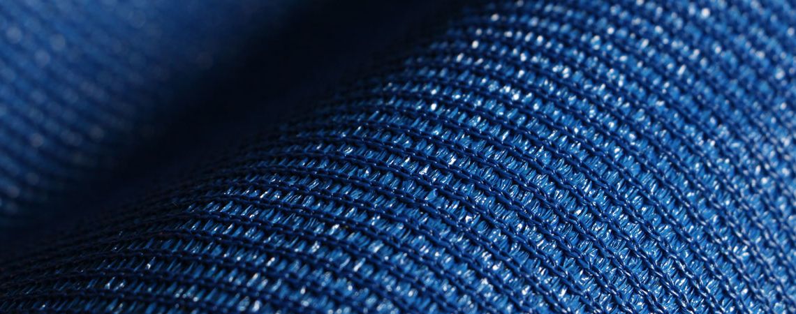 Balkon Sonnenschutz blaues Sonnensegel