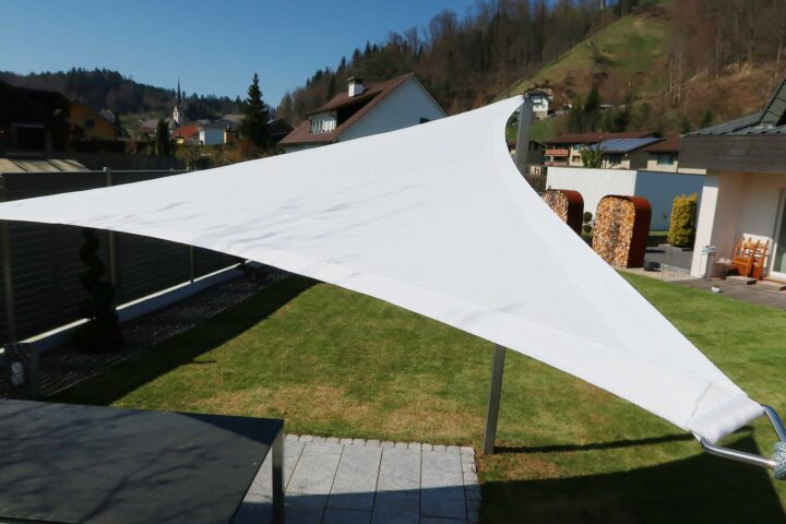 Dreieck-Sonnensegel JANE wetterfest im Garten