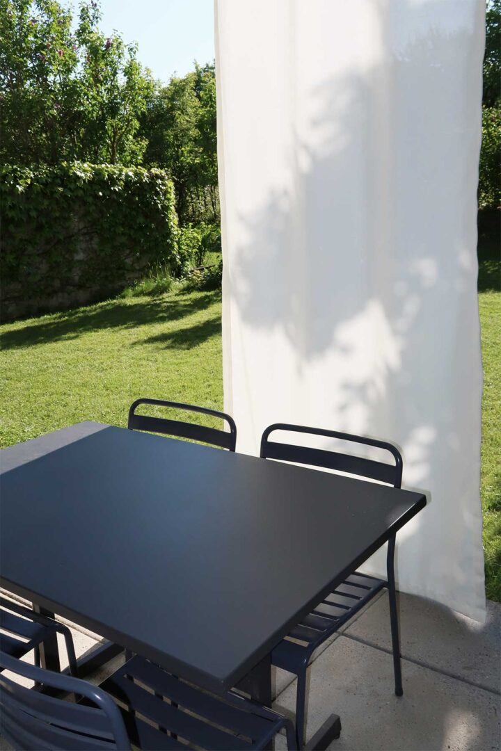 Outdoor-Vorhang MYKONOS in schönem Gartensitzplatz.