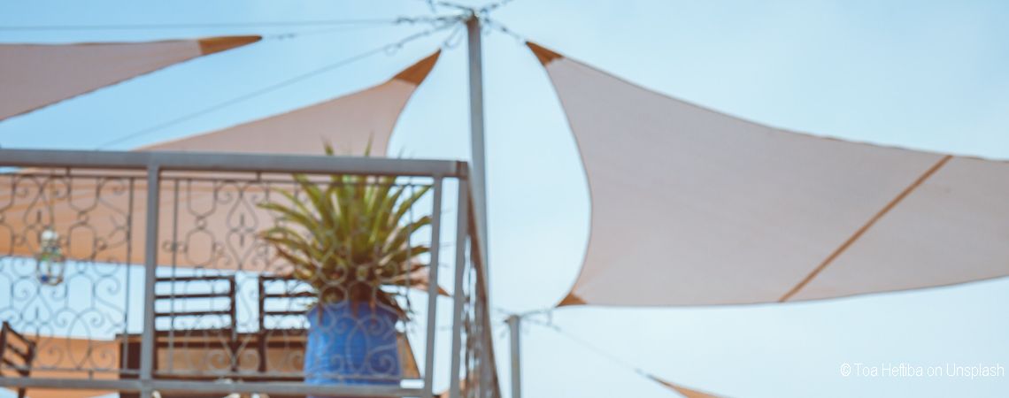 Weisse Sonnenschutz Sonnensegel Terrasse