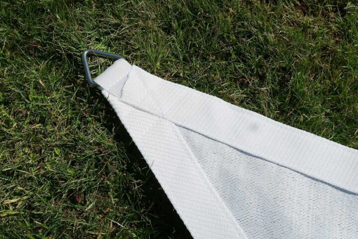 Sonnenegel JANE (reissfest) auf Rasen.