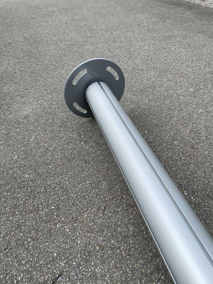 Teleskopmasten mit Bodenplatte (Set).