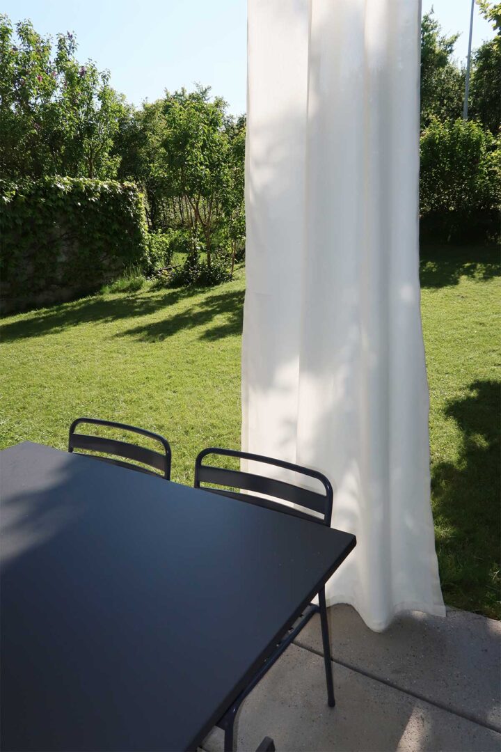 Wetterfester Vorhang MYKONOS in Garten-Sitzplatz.